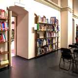 ...� stata allestita una raccolta di libri liberamente consultabile con tanto di servizio prestito